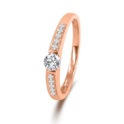Anello con diamante tondo brillante incastonato a barra in oro rosa 14k con fascia di diamanti