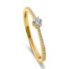 Anillo de diamantes brillantes redondos de seis puntas en oro amarillo de 14k con banda de diamantes