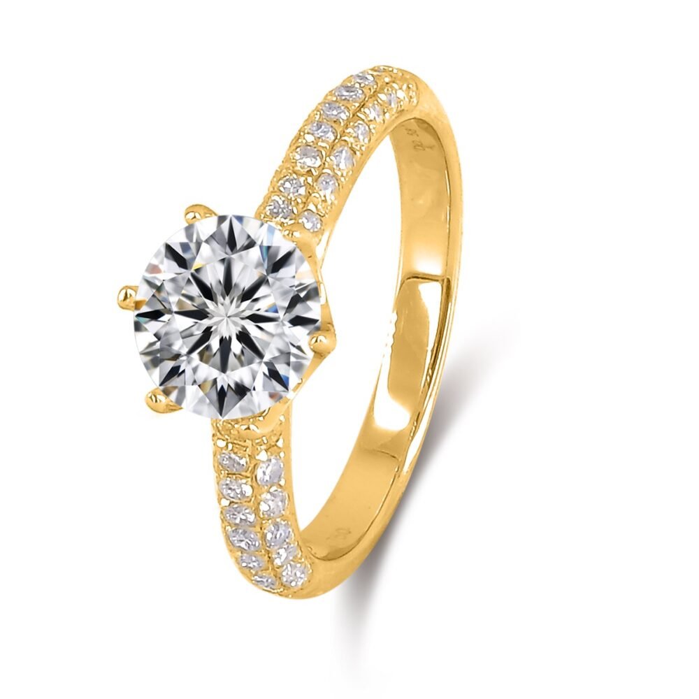 Anillo de diamantes brillantes redondos de seis puntas en oro amarillo de 14k con banda pavé de tres filas